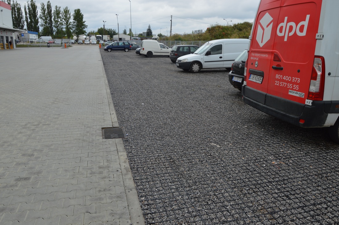 Parking dla samochodów osobowych przy centrum logistycznym