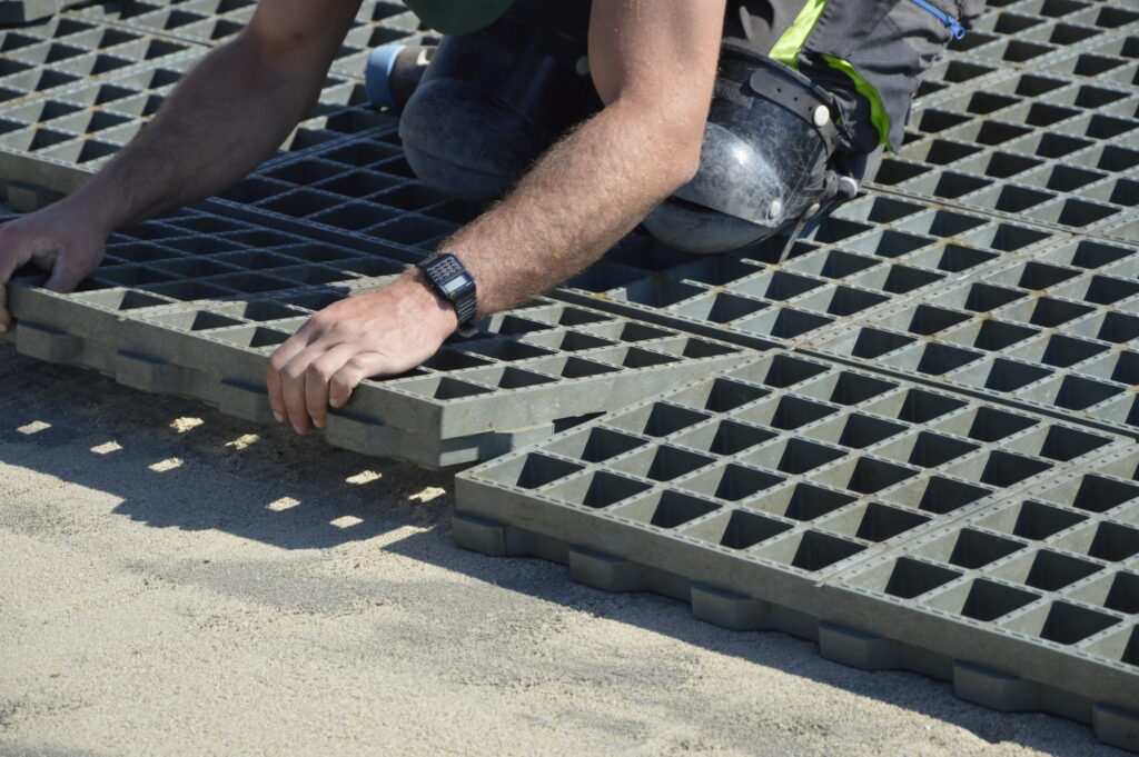 plac budowy z nawierzchnią z ekokraty Natan Plast pod maszyny i materiały