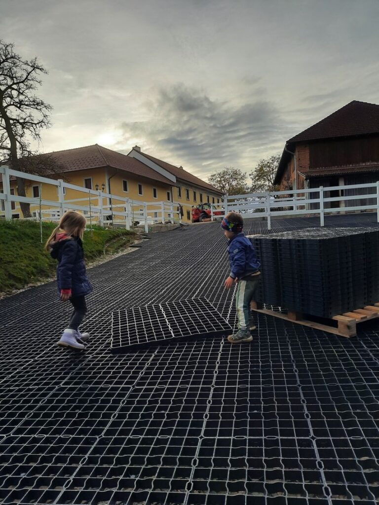 montaż czarnej ekokraty na padoku przy stajni
