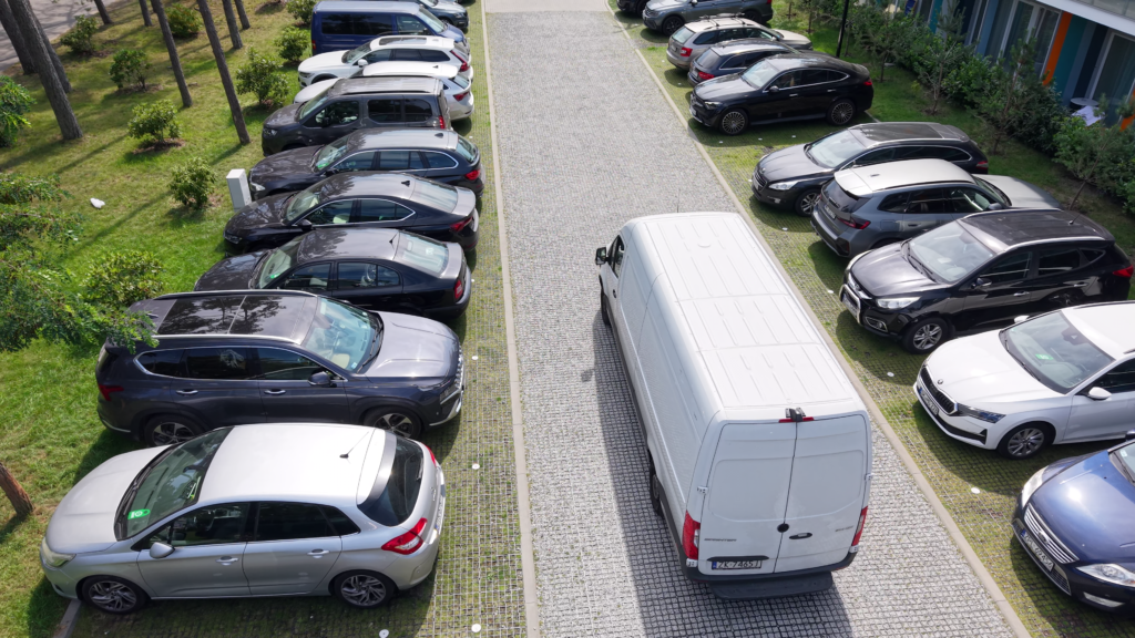 nawierzchnia z ekokraty Natan Plast na podjazd i parking przed firmą