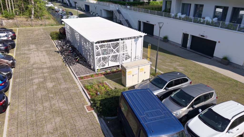 droga wewnętrzna z ekokraty przy apartamentach i miejscach postojowych