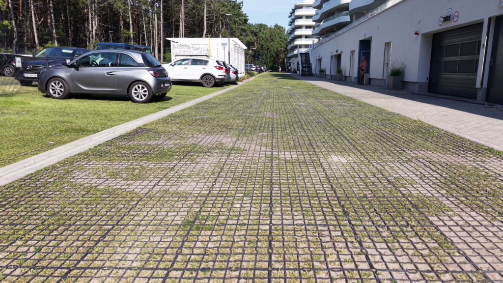 nawierzchnia z ekokraty na drodze dojazdowej między budynkiem a parkingiem