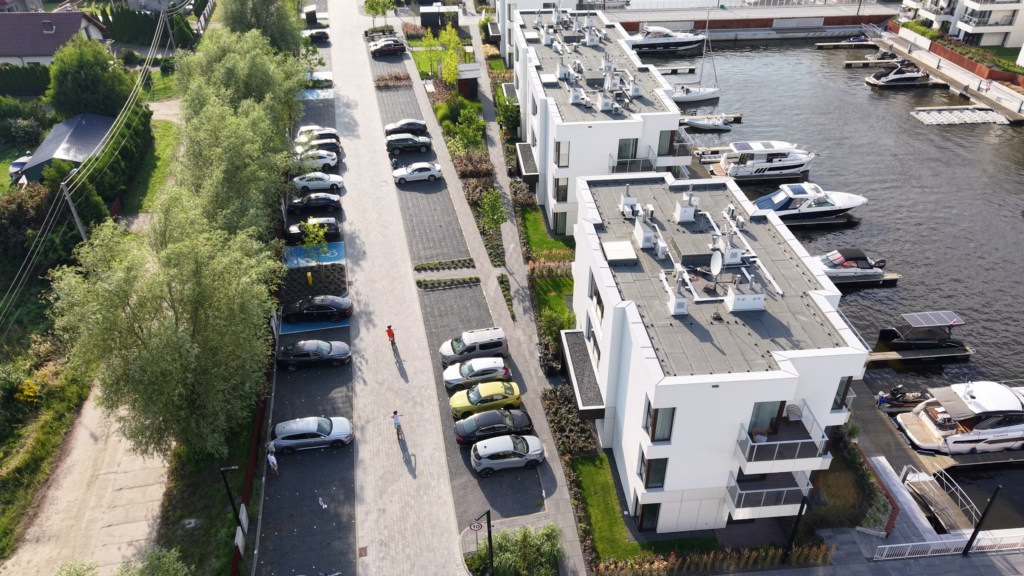 parking z ekokraty Natan Plast przy obiekcie rekreacyjnym z widokiem na morze