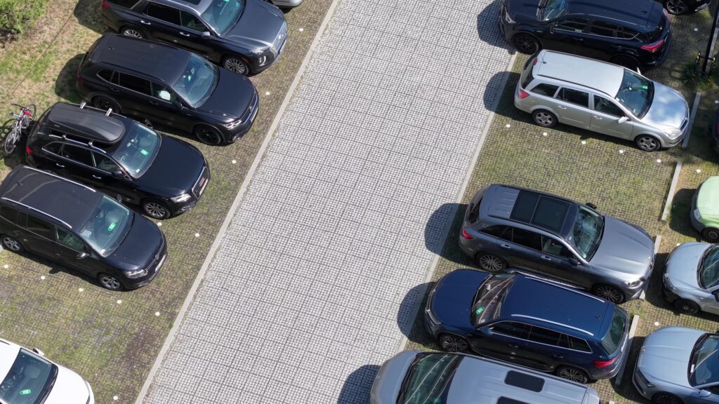 miejsce postojowe z ekokraty Natan Plast przy domu jednorodzinnym