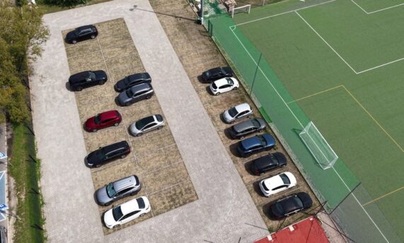 parking z ekokraty N40 przy boisku sportowym w Krakowie widoczny z góry