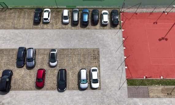 parking przy boisku sportowym wykonany z ekokraty N50