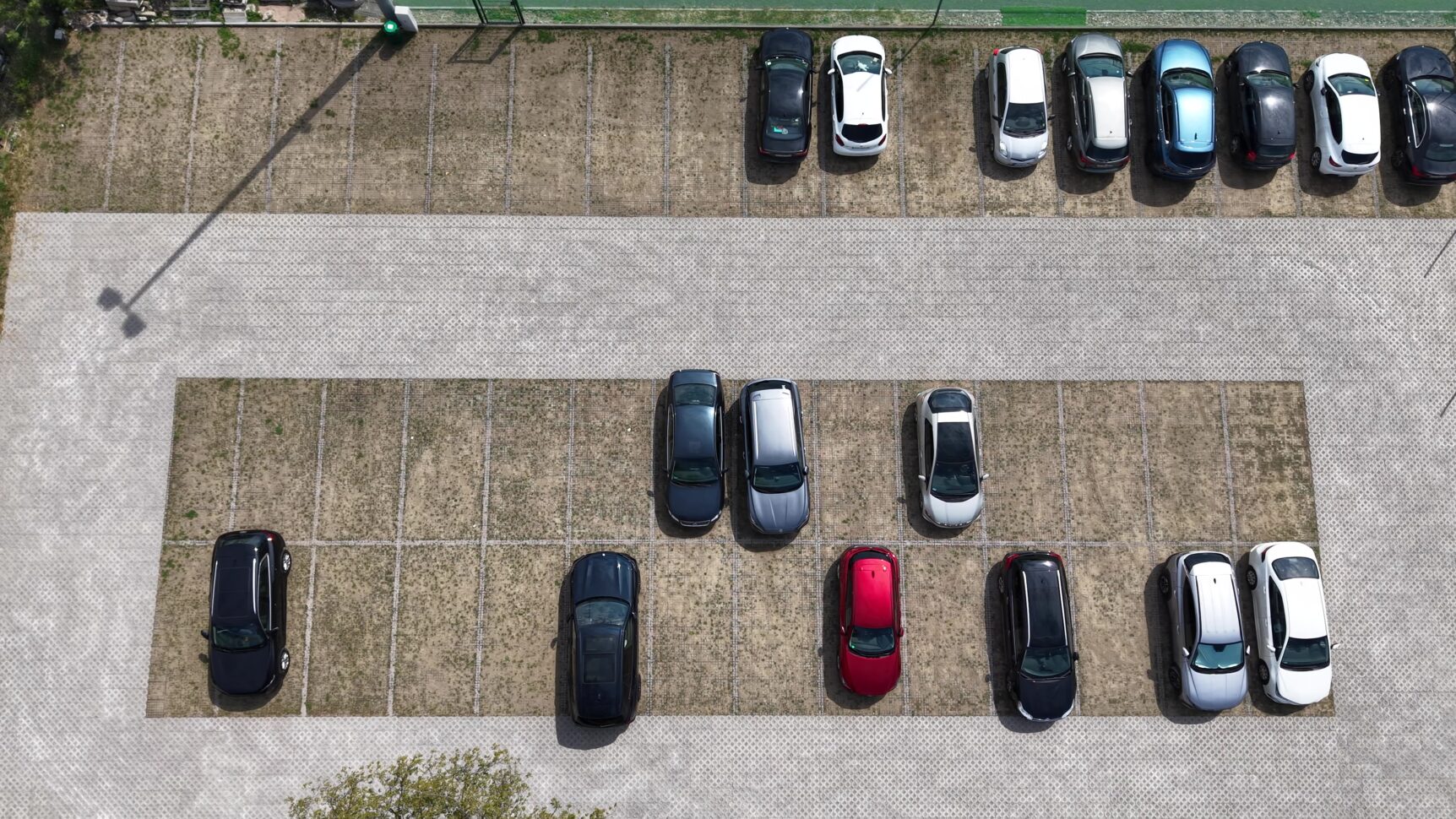 centrum sportowe w Krakowie z parkingiem wykonanym z ekokraty N40