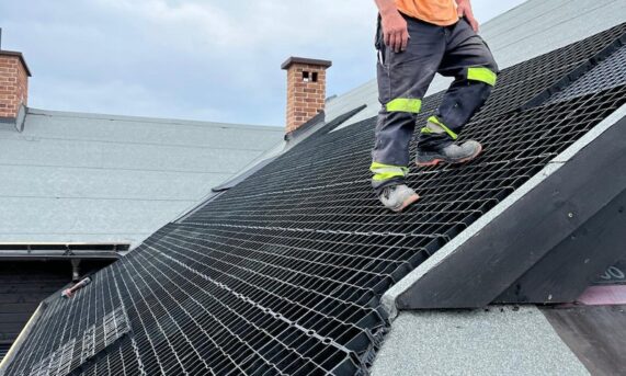 montaż ekokraty N40 na połaci dachowej przed ułożeniem trawy z rolki