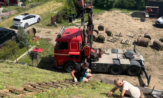 układanie trawy z rolki na zielonym dachu z wykorzystaniem ekokraty N40