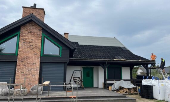czarna ekokrata N40 zamontowana na skośnym dachu domu w Krakowie
