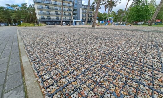 parking z ekokraty N40 przy budynku apartamentowym w otoczeniu lasu