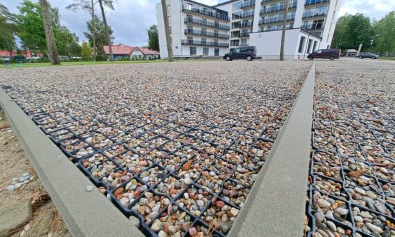 parking z ekokraty N40 wypełnionej kruszywem przy apartamentach w Łebie