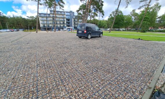 hotel z parkingiem wykonanym z ekokraty N40 PLUS