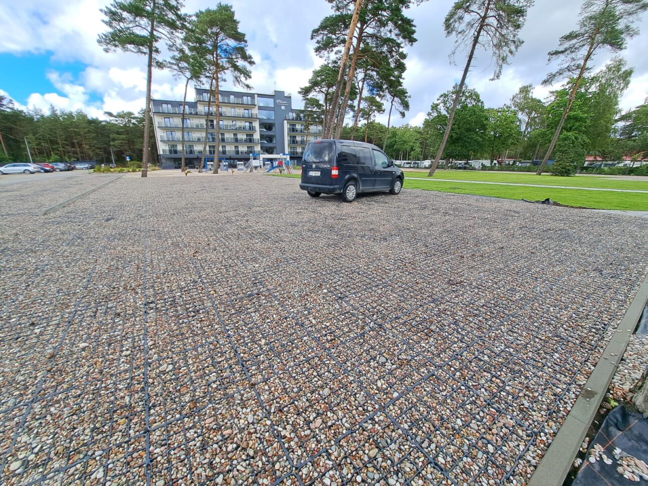 parking osiedlowy w Łebie z nawierzchnią z ekokraty N40 przy budynku