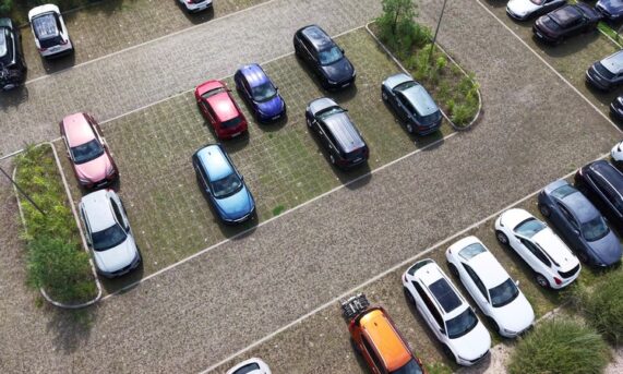 parking hotelowy z ekokraty N40 PRO i miejscami postojowymi oddzielonymi jasnymi liniami