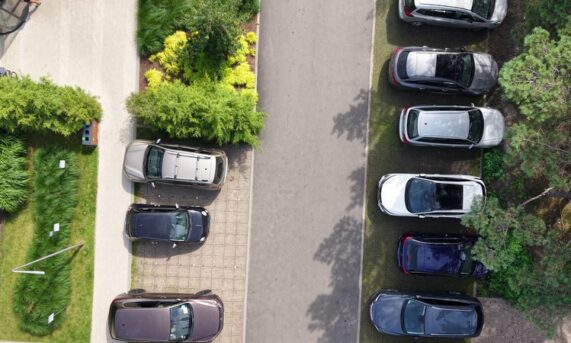 parking hotelowy z ekokraty N40 PRO po obu stronach drogi dojazdowej