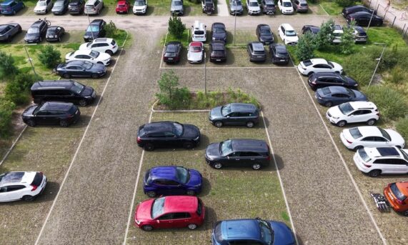 duży parking z ekokraty N40 PRO z wyznaczonymi miejscami postojowymi