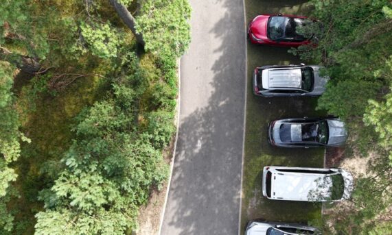 parking z ekokraty N40 PRO przy leśnej drodze dojazdowej