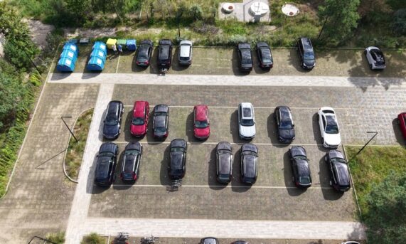 parking z ekokraty N40 PRO przy hotelu Saltic w Łebie widoczny z góry