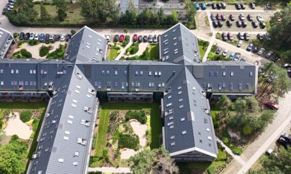 widok z góry na hotel Saltic w Łebie z parkingami z ekokraty N40 PRO