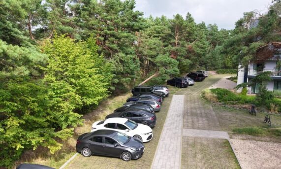 samochody zaparkowane na nawierzchni z ekokraty N40 PRO przy hotelu w Łebie
