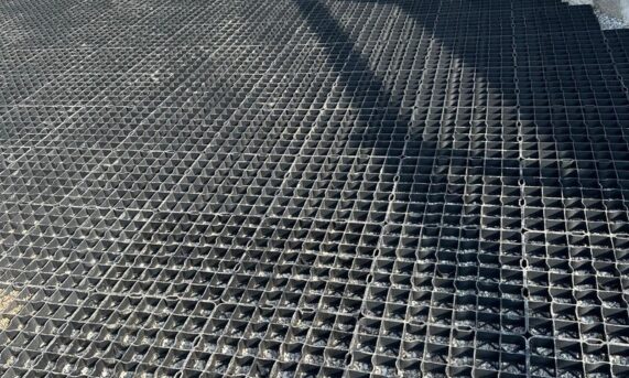 zbliżenie czarnej ekokraty N40 ułożonej przy kamiennym murze