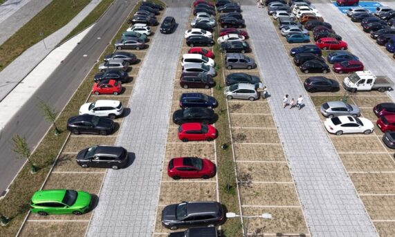 miejsca parkingowe z ekokraty N40 PRO i zielonymi pasami między stanowiskami