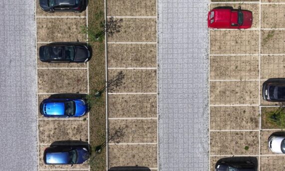 rozległy parking przy centrum przesiadkowym z ekokraty N40 PRO
