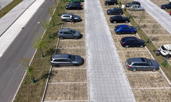 parking z ekokraty N40 PRO z wyznaczonymi miejscami postojowymi