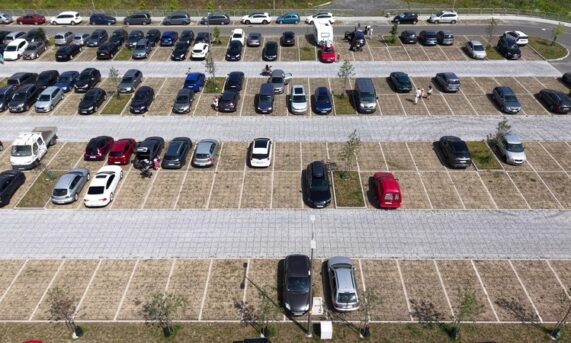 widok z góry na miejsca postojowe z ekokraty N40 PRO i zaparkowane samochody