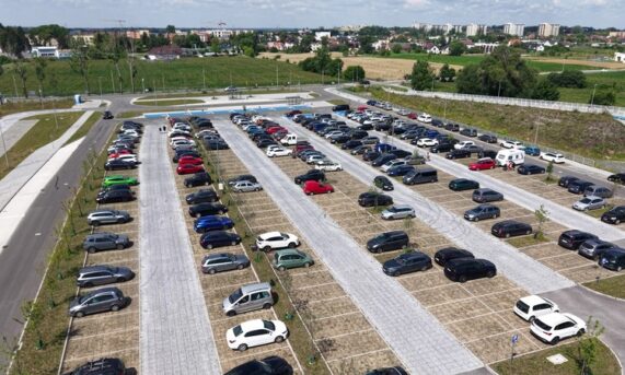 samochody na parkingu z ekokraty N40 PRO przy drodze dojazdowej