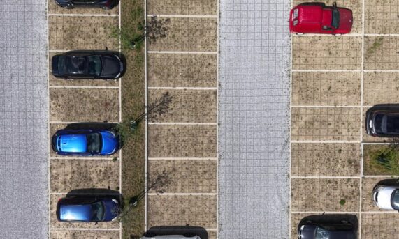 parking z ekokraty N40 PRO z jasnymi drogami przejazdowymi