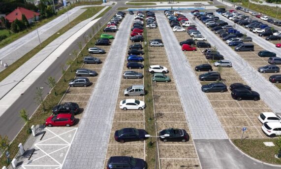 duży parking z ekokraty N40 PRO widoczny z góry przy centrum przesiadkowym