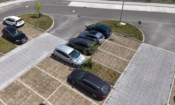 parking przy centrum przesiadkowym w Opolu z miejscami postojowymi z ekokraty N40 PRO