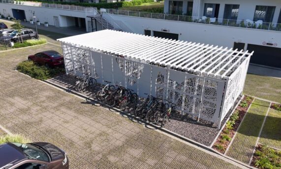 parking z ekokraty przy apartamentach w Rogowie z widokiem na las
