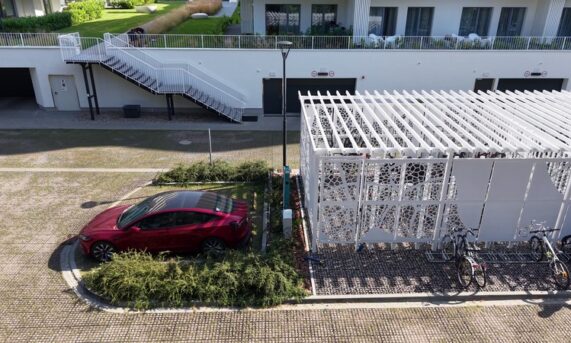 zielona nawierzchnia parkingowa z ekokraty przy nadmorskich apartamentach