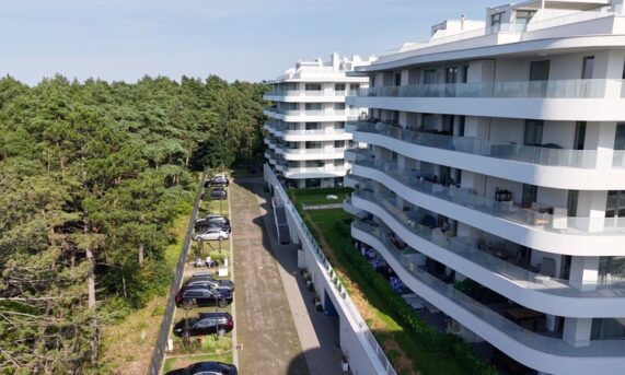 parking z ekokraty N50 PRO i N50 PLUS przy nowoczesnych apartamentach