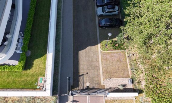parking z ekokraty przy apartamentach w Rogowie widoczny z góry
