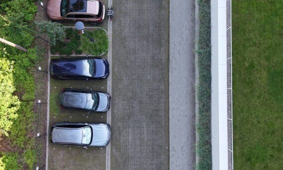 miejsca postojowe z ekokraty N50 PRO i N50 PLUS przy apartamentach w Rogowie