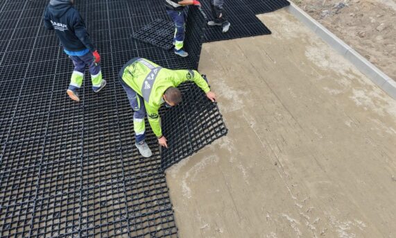 pracownik układający ekokratę N40 PLUS na przygotowanym podłożu