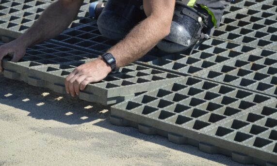 montaż ekokraty HYDROGRAVEL PRO GREY na przygotowanym podłożu