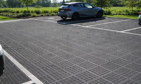 ekokrata parkingowa ułożona na podjeździe HYDROGRAVEL NATAN PLAST
