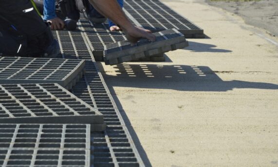 układanie paneli ekokraty HYDROGRAVEL PRO GREY podczas realizacji nawierzchni