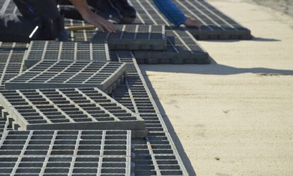 parking z nawierzchnią z ekokraty HYDROGRAVEL PRO GREY i miejscami postojowymi