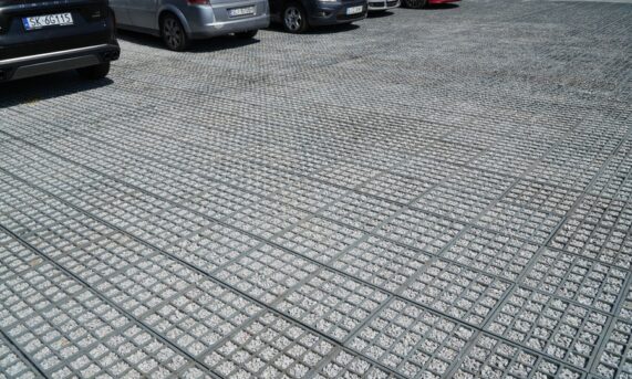 szeroki parking wykonany z ekokraty HYDROGRAVEL PRO GREY