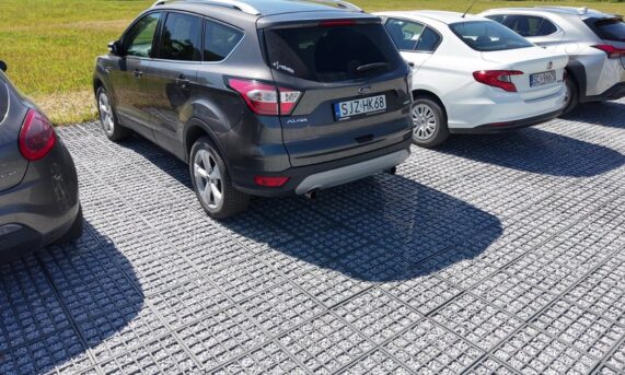 samochody na parkingu z ekokraty HYDROGRAVEL PRO GREY