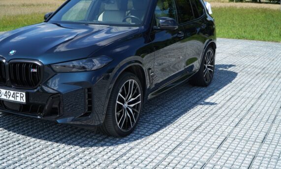 SAMOCHÓD NA PARKINGU Z EKOKRATY hydrogravel