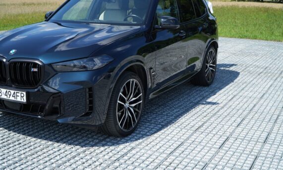 samochód na parkingu z ekokraty HYDROGRAVEL PRO GREY