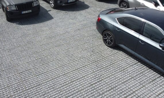 miejsca parkingowe wykonane z ekokraty HYDROGRAVEL PRO GREY z wypełnieniem żwirowym