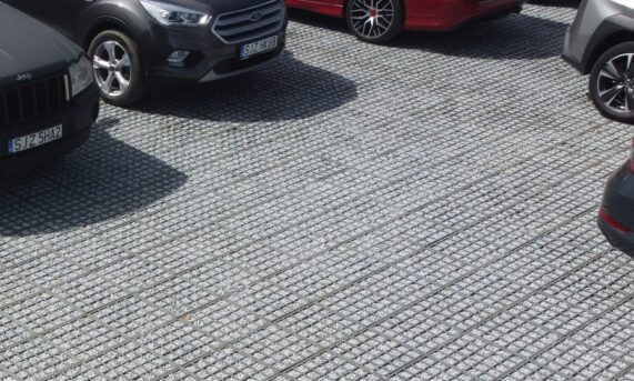 samochody zaparkowane na nawierzchni z ekokraty HYDROGRAVEL PRO GREY